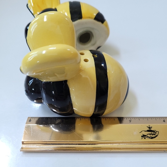CUTE Ceramic Bumble Bee Salt and Pepper Shaker Set - Picture 6 of 7